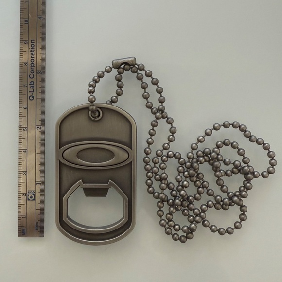 Very Rare - OAKLEY Dog Tag Bottle Opener with Chain - Picture 2 of 3